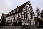 C. F. ヴェンガウス広場沿いに建つ木組み建築