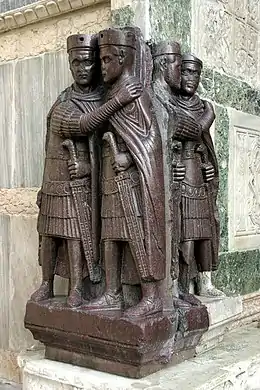 テトラルキア四帝像、305年頃。新たな反古典様式の斑岩像。現在はサン・マルコ寺院(ベネチア)所蔵