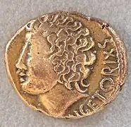 "(VERCIN)GETORIXS" の名と横顔が浮き彫りにされたスタテル金貨(パリ、キャビネ・デ・メダイユ(英語版)所蔵)。