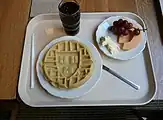 特製のワッフルメーカーで焼かれた、ハーバード大学のエスカッシャンが入ったワッフル。