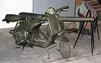 この車両は無反動砲の装填部分が後方に飛び出している。
