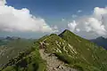 山頂よりヴィスタマーレ山を望む