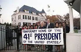 1988年の大統領選に勝利したジョージ・H・W・ブッシュ副大統領とバーバラ夫妻