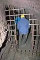 溶岩生成物を保護するために設置された鉄柵