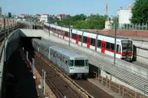 レンゲンフェルトガッセ駅。左は大型車規格のU4号線、右は路面電車規格のU6号線。