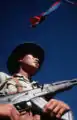 パリ協定締結後、捕虜交換を警備するベトコン。(1973年)