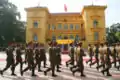ハノイの国家主席公邸前を行進する兵士。着用している礼服は旧ソ連・ロシアの影響を強く受けている。(2006年11月17日)