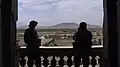 2人の米軍兵士が、宮殿内から北（カーブル市街）を見つめる（2002年頃）