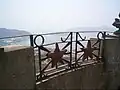 白玉山塔から眼下の眺め:旅順港(左)と虎尾半島(右)