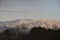 冬：雪の丹沢山地（一番高く見えるのが大山）を眺める