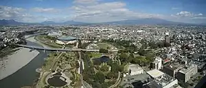 群馬県庁舎展望ホールから見た前橋市街(上:東方面、下:北方面)