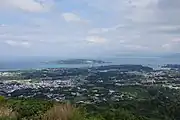 展望台から古宇利島と古宇利大橋を望む。