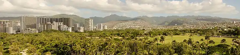 西から見たコオラウ山脈とホノルルの街並。