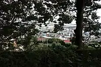 薄暗い樹叢から眺めた湯河原地区。