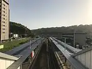 跨線橋から（2017年5月、かつての2番線は線路・架線ともに撤去された）