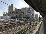駅の横を並行する鹿児島本線には駅が設置されていない（2018年1月）