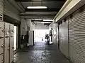 駅舎内の様子。正面奥が上町線ホーム跡地。左側は南海住吉大社駅への連絡口。