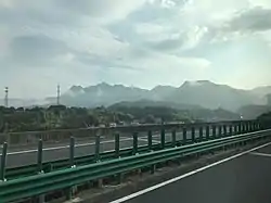 楊柳湾鎮付近の滬鄂高速道路と大別山脈