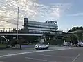 道の駅今治市多々羅しまなみ公園から見る村上三島記念館。青い道をたどっていくとサイクリストの聖地記念碑がある。