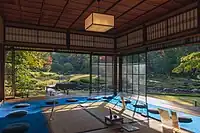 無鄰菴の邸内からの庭園の景観。一階からは緩やかな傾斜地に広く芝生を配した明るい庭園を見渡すことができる。二階からは清らかな流れが煌めき、遠方に東山がみえる。庭園は国指定名勝。