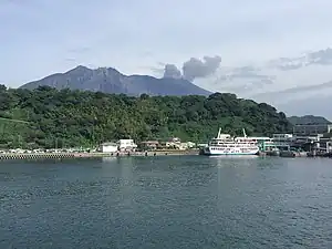 桜島フェリーから望む桜島港と桜島