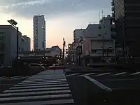 須崎問屋街（2014年撮影）。左側が石村萬盛堂本店。中央が博多祇園山笠追い山の「廻り止め」。