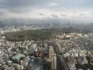 西新宿のパークハイアット東京から明治神宮を望む(上が南)。明治神宮の手前に参宮橋カーブがある。