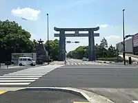 大鳥居（2018年（平成30年）4月撤去。）と石灯籠