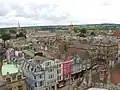 南側の建物を見下ろす。