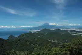 山頂から北の眺望中央奥に富士山 (拡大版)