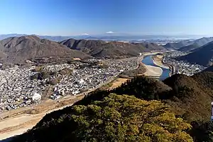 北東側の眺望長良川と鵜飼い大橋周辺、百々ヶ峰の右奥の遠景に飛騨山脈の乗鞍岳、御嶽山と木曽山脈