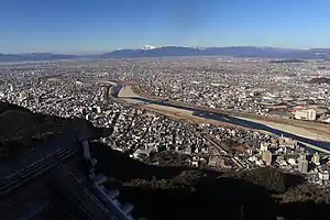 北西側の眺望長良川と周辺の街並み、遠景は左から鈴鹿山脈の霊仙山、伊吹山、池田山などの山並み
