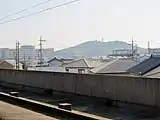 ホームから見える八ツ面山