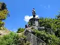 山頂付近にある旧吉部村長・藤本東雄の像