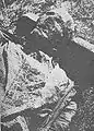 掘り起こされた遺体