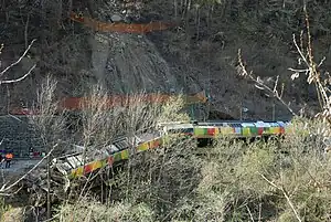 脱線した列車