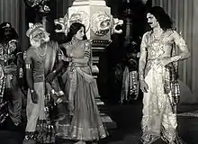 ヴィラータ王、ドラウパディー、キーチャカ1933年の映画『サイランドリー』の1場面