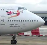 ヴァージン・アトランティック航空のボーイング747旅客機。「イングリッシュ・ローズ」という機体名称の上に、空飛ぶ処女の絵が描かれている