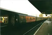 ヴァージン・トレインズのBSO車。編成後端から車掌室、荷物室、客室の鋼製。固定窓のためマーク2D以降の後期型と考えられる。塗装はヴァージン初期の基本色である赤と黒。