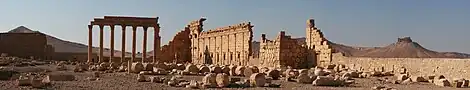 左: ベル神殿の境内からの眺望(2008年) 右: ベル神殿の境内(2008年)