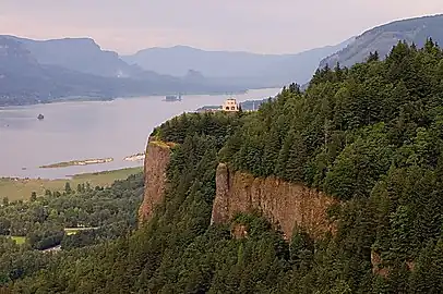 コロンビア川峡谷にあるクラウン・ポイント(英語版)。下流にあるチャンティクリール・ポイント(英語版)から撮影