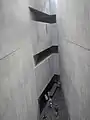建物を貫くヴォイドを渡る人々