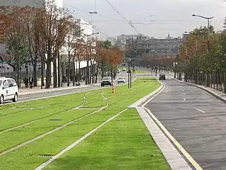 トラム3号線路を、ガリリアーノ駅からバラール駅方面を見る (Voies du tramway T3a vues depuis la station Pont de Garigliano, en direction de la station Balard.)