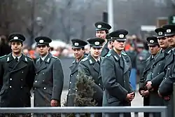 ブランデンブルク門の開放に備える勤務服姿の機動隊員。(1989年)