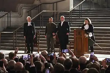 演説後にスタンディングオベーションを受けるゼレンスキー大統領