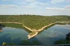 城館の庭と湖