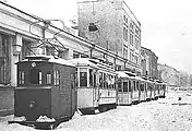 車庫に停車する電気機関車(手前)と電車(1940年撮影)