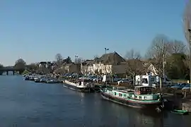 運河に面した港