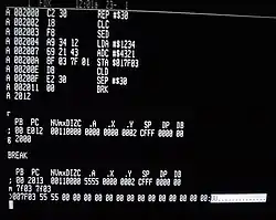 別の例。W65C816SというMPUの機械語を、機械語モニタで画面に表示した例。画面上部の左寄りが機械語(16進表示。これは2文字ごとに区切っている。)、右寄りがそれを逆アセンブルしたもの。プロセッサのレジスタとメモリダンプ(コアダンプ)が表示されている。