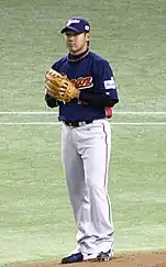 ワールドシリーズとWBCの両大会制覇を史上初めて達成したのは、松坂大輔である。写真はいずれも東京ドームで撮影されたもので、【左】2006年3月の第1回WBC1次ラウンドで、日本代表の先発投手としてチャイニーズタイペイ戦のマウンドに立つ【右】2008年3月、前年ワールドシリーズ覇者ボストン・レッドソックスの先発投手として、日本開催のMLBシーズン開幕戦に登板